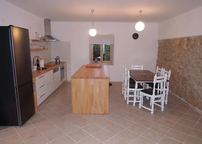 아파트 Pink Mimosa